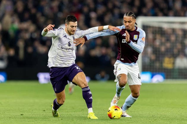 Aston Villa v Manchester United, ManU Premier League 21 12 2025. Manchester United defender Diogo Dalot (2) battles for possession with Aston Villa midfielder Boubacar Kamara (44) during the Premier League match between Aston Villa and Manchester United at Villa Park, Birmingham, England on 21 December 2025. Birmingham Villa Park West Midlands England Editorial use only DataCo restrictions apply See www.football-dataco.com , Copyright: xManjitxNarotrax PSI-23452-0015