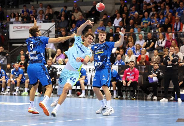 BAU 21 12 2025 Stuttgart Handball TVB Stuttgart vs VfL Gummersbach, f l Antonio Serradilla TVB , Julian Köster Gummersbach , Gianfranco Pribetic TVB