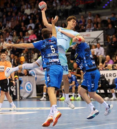 BAU 21 12 2025 Stuttgart Handball TVB Stuttgart vs VfL Gummersbach, Dominik Kuzmanovic Gummersbach on the ball