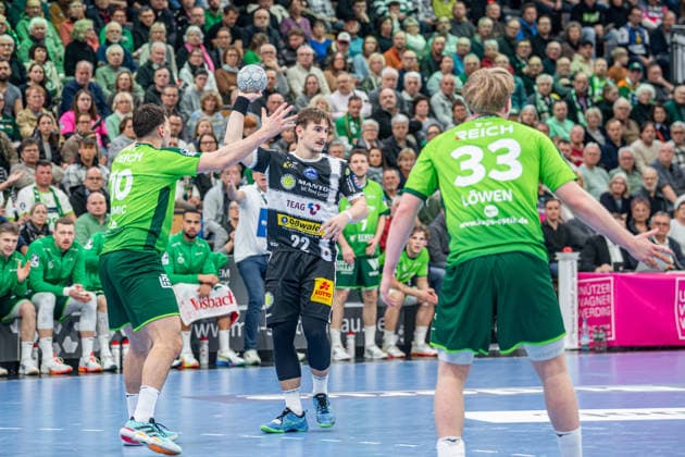 Handball Bundesliga HSG Wetzlar ThSV Eisenach, 21 12 25 Felix Aellen ThSV Eisenach, 22 , Josip Simic HSG Wetzlar, 10 , Georg Löwen HSG Wetzlar, 33 Handball Bundesliga HSG Wetzlar ThSV Eisenach Wetzlar, 21 12 25 Copyright: xBEAUTIFULxSPORTS Roeczeyx