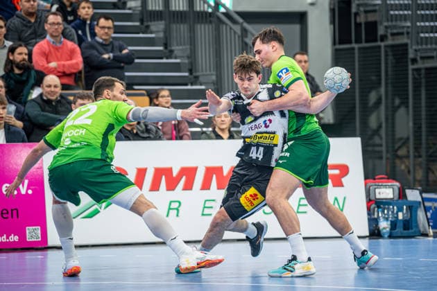 Handball Bundesliga HSG Wetzlar ThSV Eisenach, 21 12 25 Stephan Seitz ThSV Eisenach, 44 , Fynn Hangstein ThSV Eisenach, 10 , Jona Schoch HSG Wetzlar, 22 Handball Bundesliga HSG Wetzlar ThSV Eisenach Wetzlar, 21 12 25 Copyright: xBEAUTIFULxSPORTS Roeczeyx