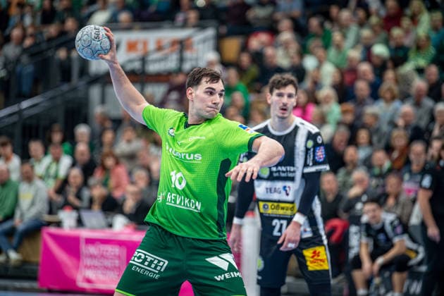 Handball Bundesliga HSG Wetzlar ThSV Eisenach, 21 12 25 Josip Simic HSG Wetzlar, 10 , Philipp Meyer ThSV Eisenach, 27 Handball Bundesliga HSG Wetzlar ThSV Eisenach Wetzlar, 21 12 25 Copyright: xBEAUTIFULxSPORTS Roeczeyx