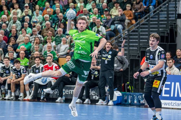 Handball Bundesliga HSG Wetzlar ThSV Eisenach, 21 12 25 Dominik Mappes HSG Wetzlar, 7 , Felix Aellen ThSV Eisenach, 22 Handball Bundesliga HSG Wetzlar ThSV Eisenach Wetzlar, 21 12 25 Copyright: xBEAUTIFULxSPORTS Roeczeyx