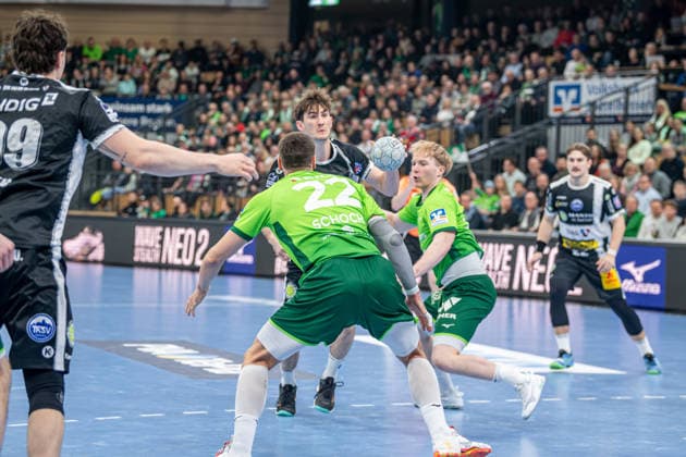 Handball Bundesliga HSG Wetzlar ThSV Eisenach, 21 12 25 Stephan Seitz ThSV Eisenach, 44 , Jona Schoch HSG Wetzlar, 22 , Georg Löwen HSG Wetzlar, 33 Handball Bundesliga HSG Wetzlar ThSV Eisenach Wetzlar, 21 12 25 Copyright: xBEAUTIFULxSPORTS Roeczeyx
