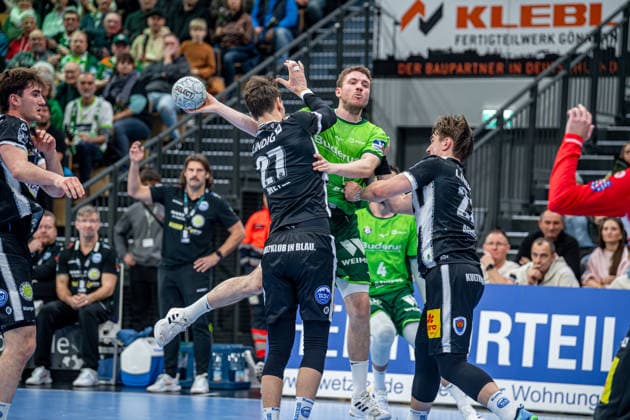 Handball Bundesliga HSG Wetzlar ThSV Eisenach, 21 12 25 Dominik Mappes HSG Wetzlar, 7 , Philipp Meyer ThSV Eisenach, 27 , Felix Aellen ThSV Eisenach, 22 Handball Bundesliga HSG Wetzlar ThSV Eisenach Wetzlar, 21 12 25 Copyright: xBEAUTIFULxSPORTS Roeczeyx