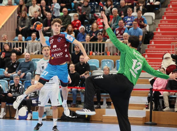 GER HBL2 Season 2025 2026 VfL Potsdam vs SG BBM Bietigheim, 21 12 25, MBS Arena, Potsdam Nils FUHRMANN 1 VfL Potsdam 27 , Martin TOMOVSKI SG BBM Bietigheim 24