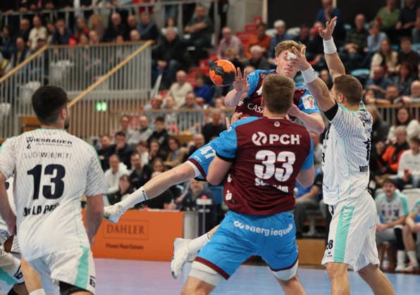 GER HBL2 Season 2025 2026 VfL Potsdam vs SG BBM Bietigheim, 21 12 25, MBS Arena, Potsdam Dustin KRAUS 1 VfL Potsdam 47 tries to pass the ball to the circle to Tim Niclas SCHRÖDER 1 VfL Potsdam 33