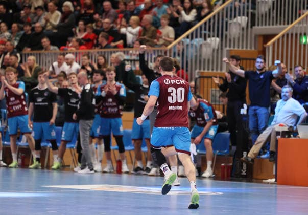 GER HBL2 Season 2025 2026 VfL Potsdam vs SG BBM Bietigheim, 21 12 25, MBS Arena, Potsdam Marco MENGON 1 VfL Potsdam 30 cheers after scoring, applause from the hosts reserve bench, team spirit