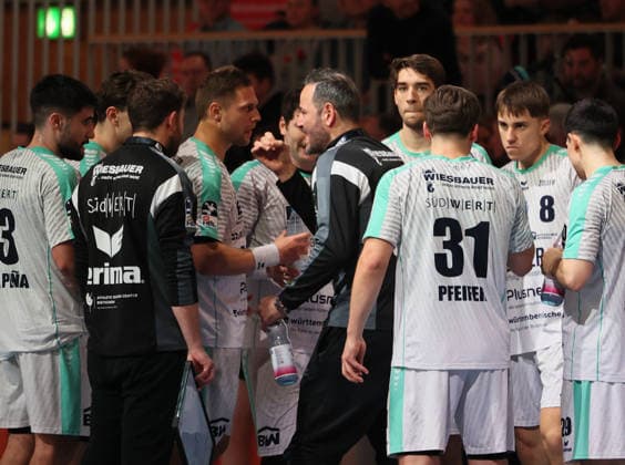 GER HBL2 season 2025 2026 VfL Potsdam vs SG BBM Bietigheim, 21 12 25, MBS Arena, Potsdam Iker ROMERO SG BBM Bietigheim coach takes a timeout early to shake up his team, emotion, coching, timeout