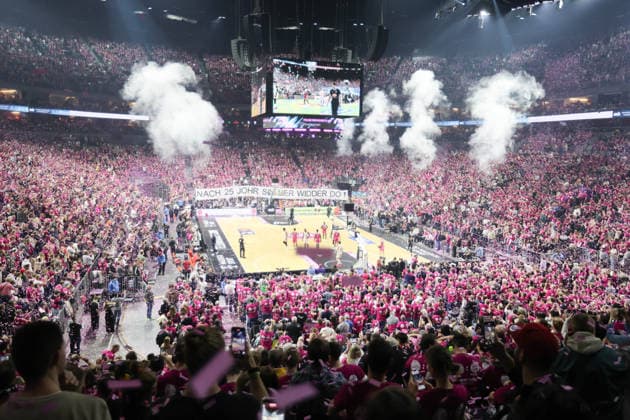 Here we go 19,000 fans celebrate with GER, Baskets Bonn vs FC Bayern Muenchen, 1 Basketball Bundesliga, esayCredit BBL, Matchday 11, Season 2025 26, 21 12 2025 GER, Baskets Bonn vs FC Bayern Muenchen, 1 Basketball Bundesliga, esayCredit BBL, Matchday 11, Season 2025 26, 21 12 2025 Cologne Copyright: xEibner-Pressefoto JoergxNiebergax JNL
