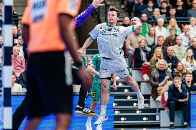 Hakun West av Teigum Fuechse Berlin, 34 in goal throw GER, GWD Minden vs Fuechse Berlin, Handball, 1 Bundesliga, Matchday 18, Season 2025 2026, 21 12 2025 GER, GWD Minden vs Fuechse Berlin, Handball, 1 Bundesliga, Matchday 18, Season 2025 2026, 21 12 2025 Luebbecke Copyright: xEibner-Pressefoto JanxRollingerx EP_JSK