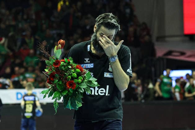 Coach Bennet Wiegert SC Magdeburg is celebrated after the game for a decade at SC Magdeburg Handball Bundesliga season 2025 2026 SC Magdeburg vs SC DHFK Leipzig at the GETEC Arena in Magdeburg Handball,Germany,21 12 2025