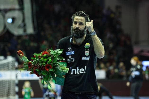 Coach Bennet Wiegert SC Magdeburg is celebrated after the game for a decade at SC Magdeburg Handball Bundesliga season 2025 2026 SC Magdeburg vs SC DHFK Leipzig at the GETEC Arena in Magdeburg Handball,Germany,21 12 2025