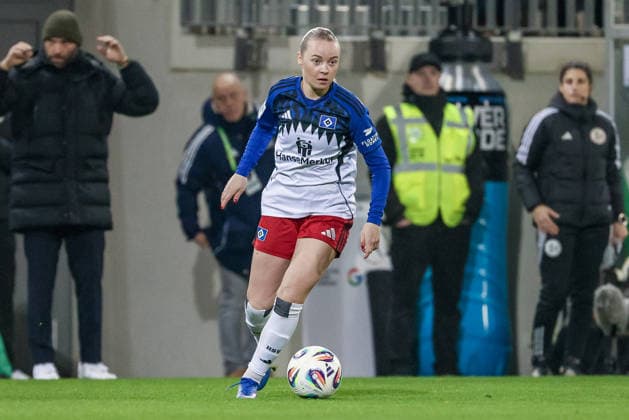 Mia Büchele Hamburger SV, 17 on the ball, cropped, single image, full body, action, action, game scene, THE DFB GUIDELINES PROHIBIT ANY USE OF PHOTOGRAPHS AS IMAGE SEQUENCES AND OR QUASI VIDEO DFB REGULATIONS PROHIBIT ANY USE OF PHOTOGRAPHS AS IMAGE SEQUENCES AND OR QUASI VIDEO , 21 12 2025, Wolfsburg Germany , Soccer, Google Pixel Womens Bundesliga, VfL Wolfsburg Hamburger SV xobx