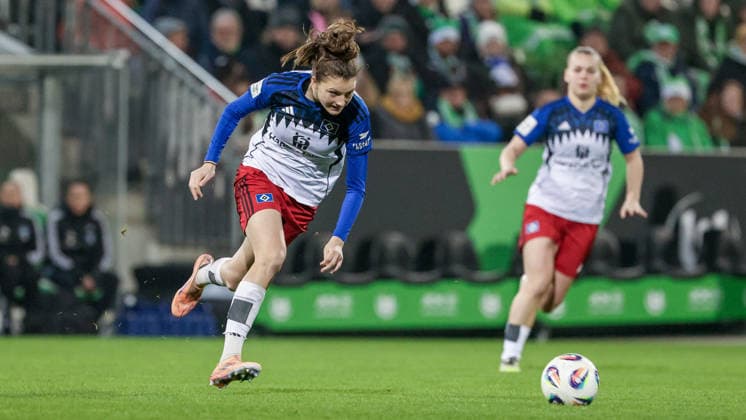 Lotta Wrede Hamburger SV, 32 on the ball, single image, full body, action, action, game scene, THE DFB GUIDELINES PROHIBIT ANY USE OF PHOTOGRAPHS AS IMAGE SEQUENCES AND OR QUASI VIDEO DFB REGULATIONS PROHIBIT ANY USE OF PHOTOGRAPHS AS IMAGE SEQUENCES AND OR QUASI VIDEO , 21 12 2025, Wolfsburg Germany , Soccer, Google Pixel Womens Bundesliga, VfL Wolfsburg Hamburger SV xobx