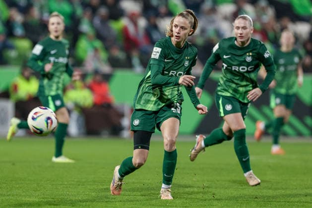 Vivien Endemann VfL Wolfsburg, 25 on the ball, single image, full body, action, action, game scene, THE DFB GUIDELINES PROHIBIT ANY USE OF PHOTOGRAPHS AS IMAGE SEQUENCES AND OR QUASI VIDEO DFB REGULATIONS PROHIBIT ANY USE OF PHOTOGRAPHS AS IMAGE SEQUENCES AND OR QUASI VIDEO , 21 12 2025, Wolfsburg Germany , Soccer, Google Pixel Womens Bundesliga, VfL Wolfsburg Hamburger SV xobx