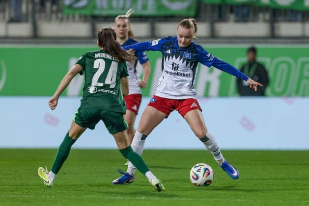 from left Joelle Wedemeyer VfL Wolfsburg, 24 and Mia Büchele Hamburger SV, 17 in a duel, dynamic, action, action, game scene, THE DFB REGULATIONS PROHIBIT ANY USE OF PHOTOGRAPHS AS IMAGE SEQUENCES AND OR QUASI VIDEO , 21 12 2025, Wolfsburg Germany , Football, Google Pixel Womens Bundesliga, VfL Wolfsburg Hamburger SV xobx