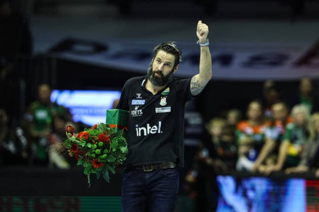 Trainer Bennet Wiegert (SC Magdeburg) wird nach dem Spiel gefeiert für ein Jahrzent beim SC Magdeburg - Handball Bundesliga Saison 2025-2026 SC Magdeburg vs. SC DHFK Leipzig in der GETEC Arena in Magdeburg - Handball,Deutschland,21.12.2025 *** Coach Bennet Wiegert SC Magdeburg is celebrated after the game for a decade at SC Magdeburg Handball Bundesliga season 2025 2026 SC Magdeburg vs SC DHFK Leipzig at the GETEC Arena in Magdeburg Handball,Germany,21 12 2025