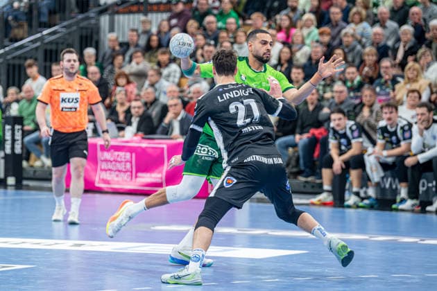Handball Bundesliga HSG Wetzlar ThSV Eisenach, 21 12 25 Philipp Ahouansou HSG Wetzlar, 19 , Philipp Meyer ThSV Eisenach, 27 Handball Bundesliga HSG Wetzlar ThSV Eisenach Wetzlar, 21 12 25 Copyright: xBEAUTIFULxSPORTS Roeczeyx