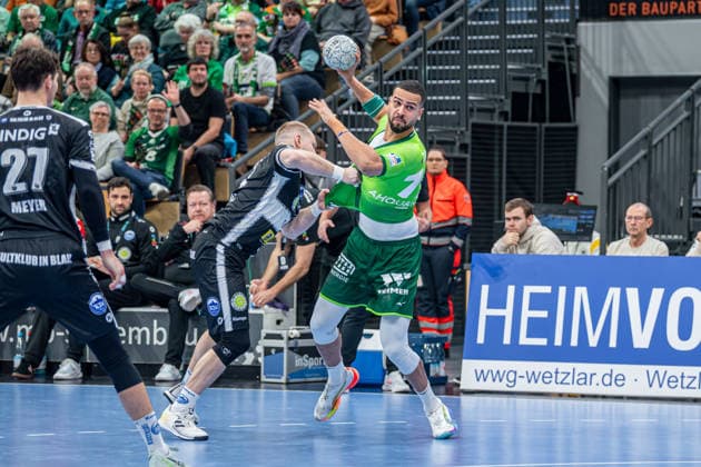 Handball Bundesliga HSG Wetzlar ThSV Eisenach, 21 12 25 Philipp Ahouansou HSG Wetzlar, 19 , Peter Walz ThSV Eisenach, 14 , Philipp Meyer ThSV Eisenach, 27 Handball Bundesliga HSG Wetzlar ThSV Eisenach Wetzlar, 21 12 25 Copyright: xBEAUTIFULxSPORTS Roeczeyx