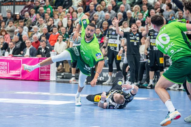 Handball Bundesliga HSG Wetzlar ThSV Eisenach, 21 12 25 Philipp Ahouansou HSG Wetzlar, 19 , Peter Walz ThSV Eisenach, 14 Handball Bundesliga HSG Wetzlar ThSV Eisenach Wetzlar, 21 12 25 Copyright: xBEAUTIFULxSPORTS Roeczeyx