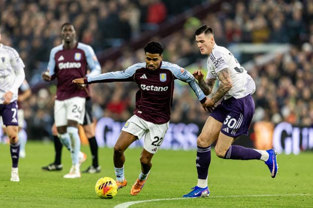 Aston Villa v Manchester United, ManU Premier League 21 12 2025. Aston Villa defender Ian Maatsen (22) runs forward out of defence during the Premier League match between Aston Villa and Manchester United at Villa Park, Birmingham, England on 21 December 2025. Birmingham Villa Park West Midlands England Editorial use only DataCo restrictions apply See www.football-dataco.com , Copyright: xManjitxNarotrax PSI-23452-0022