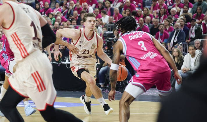 Justus Hollatz Bayern Muenchen 21 , Zach Cooks Bonn 3 GER, Baskets Bonn vs FC Bayern Muenchen, 1 Basketball Bundesliga, esayCredit BBL, Matchday 11, Season 2025 26, 21 12 2025 GER, Baskets Bonn vs FC Bayern Muenchen, 1 Basketball Bundesliga, esayCredit BBL, Matchday 11, Season 2025 26, 21 12 2025 Cologne Copyright: xEibner-Pressefoto JoergxNiebergax JNL