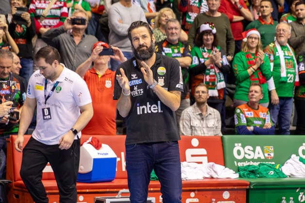 21 12 2025, xgox, Handball Daikin HBL SC Magdeburg SC DHfK Leipzig emspor, v l Bennet Wiegert Magdeburg, coach is honored for 10 years at SC Magdeburg by the fans Magdeburg