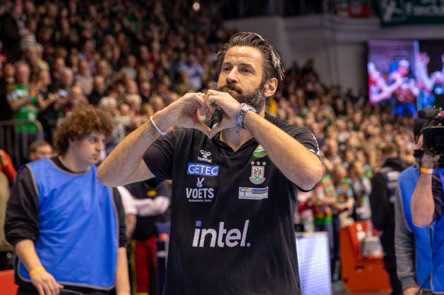 21 12 2025, xgox, Handball Daikin HBL SC Magdeburg SC DHfK Leipzig emspor, v l Bennet Wiegert Magdeburg, coach is honored for 10 years at SC Magdeburg by the fans, shows a heart Magdeburg