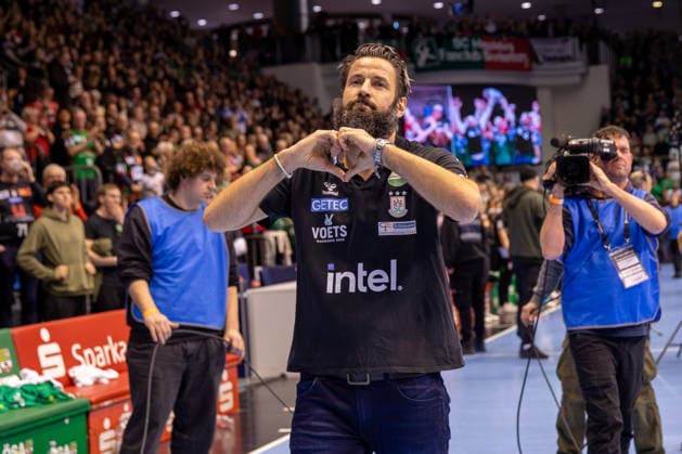 21 12 2025, xgox, Handball Daikin HBL SC Magdeburg SC DHfK Leipzig emspor, v l Bennet Wiegert Magdeburg, coach is honored for 10 years at SC Magdeburg by the fans, shows a heart Magdeburg