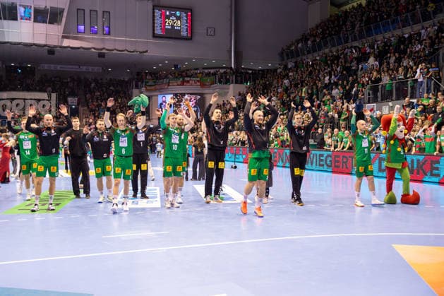 21 12 2025, xgox, Handball Daikin HBL SC Magdeburg SC DHfK Leipzig emspor, v l Magdeburg cheering about the victory, cheering after the end of the game Magdeburg