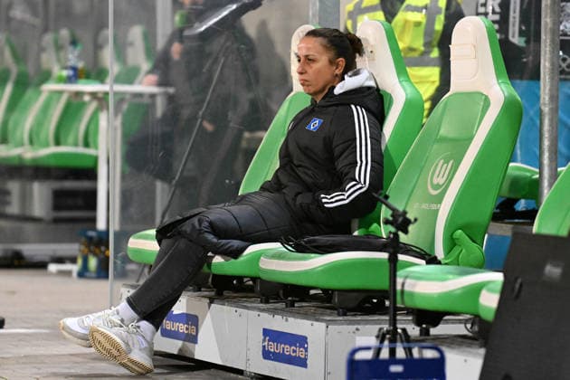 Soccer I Women I Season 2025 2026 I Bundesliga I 14 Matchday I VfL Wolfsburg Hamburger SV I 21 12 2025 Liese Brancao Coach, Hamburger SV watches the warmup from the bench Crop, close-up, portrait, portrait, single photo, single image, body Wolfsburg AOK Stadium Lower Saxony Germany Copyright: xLobeca InesxHähnelx