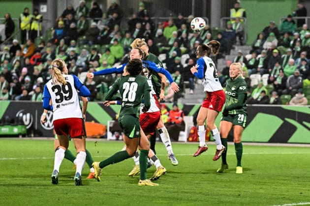 Soccer I Women I Season 2025 2026 I Bundesliga I Matchday 14 I VfL Wolfsburg Hamburger SV I 21 12 2025 Emilia Hirche 20, Hamburger SV jumps high for a header 2 v r Wolfsburg AOK Stadion Niedersachsen Germany Copyright: xLobeca InesxHähnelx