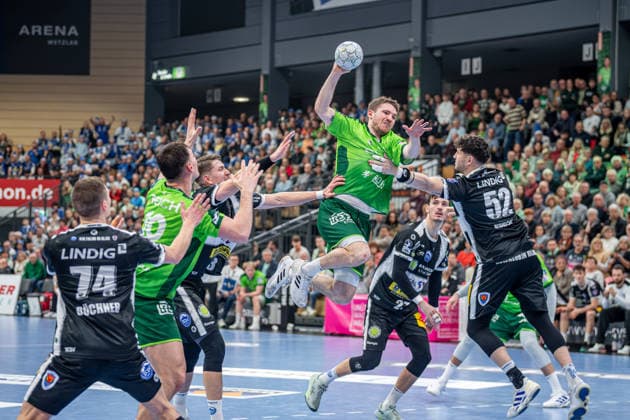 Handball Bundesliga HSG Wetzlar ThSV Eisenach, 21 12 25 Dominik Mappes HSG Wetzlar, 7 , Justin Kurch ThSV Eisenach, 52 , Oskar Joelsson ThSV Eisenach, 3 , Josip Simic HSG Wetzlar, 10 Handball Bundesliga HSG Wetzlar ThSV Eisenach Wetzlar, 21 12 25 Copyright: xBEAUTIFULxSPORTS Roeczeyx