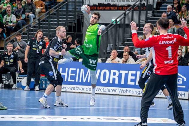 Handball Bundesliga HSG Wetzlar ThSV Eisenach, 21 12 25 Filip Vistorop HSG Wetzlar, 4 , Peter Walz ThSV Eisenach, 14 , Matija Spikic ThSV Eisenach, 1 Handball Bundesliga HSG Wetzlar ThSV Eisenach Wetzlar, 21 12 25 Copyright: xBEAUTIFULxSPORTS Roeczeyx
