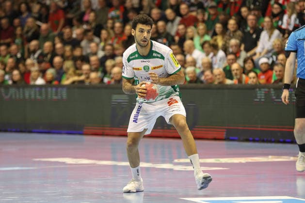 21 12 2025, xgox, Handball Daikin HBL SC Magdeburg SC DHfK Leipzig emspor, v l Ahmed Moustafa Khairi Nasralla Leipzig, 17 on the ball, plays the ball Magdeburg