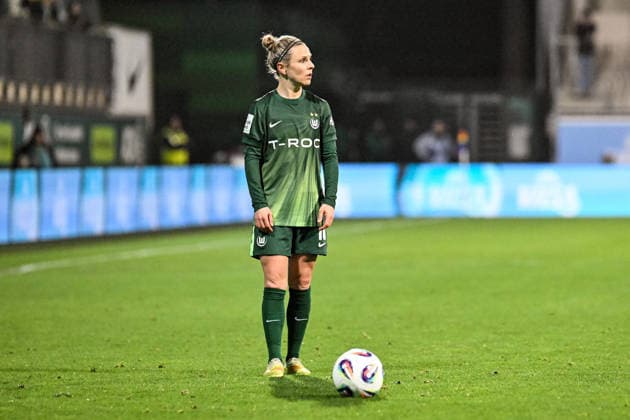 Soccer I Women I Season 2025 2026 I Bundesliga I 14 Matchday I VfL Wolfsburg Hamburger SV I 21 12 2025 Svenja Huth 10, VfL Wolfsburg stands ready for the free kick Crop, close-up, portrait, portrait, single photo, single image, body Wolfsburg AOK Stadium Lower Saxony Germany Copyright: xLobeca InesxHähnelx