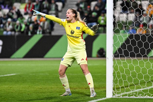 Soccer I Women I Season 2025 2026 I Bundesliga I 14 Matchday I VfL Wolfsburg Hamburger SV I 21 12 2025 Inga Schuldt 1, Hamburger SV Crop, close-up, portrait, portrait, single photo, single image, body Wolfsburg AOK Stadium Lower Saxony Germany Copyright: xLobeca InesxHähnelx