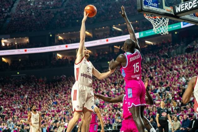 Niels Giffey, Forward, FC Bayern Basketball 5 , Kur Jongkuch, Center, Telekom Baskets Bonn 15 , , Telekom Baskets Bonn vs FC Bayern Basketball, Basketball, BBL, 31 Matchday, 21 12 2025 Cologne North Rhine-Westphalia Germany Copyright: xkolbert-press MartinxWdziecznyx