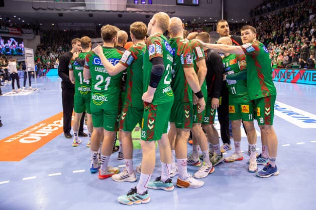 21 12 2025, xgox, Handball Daikin HBL SC Magdeburg SC DHfK Leipzig emspor, v l Magdeburg cheering about the victory, cheering after the end of the game Magdeburg
