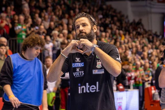 21 12 2025, xgox, Handball Daikin HBL SC Magdeburg SC DHfK Leipzig emspor, v l Bennet Wiegert Magdeburg, coach is honored for 10 years at SC Magdeburg by the fans, shows a heart Magdeburg