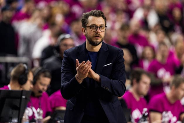 easyCredit Basketball Bundesliga Telekom Baskets Bonn FC Bayern Munich 21 12 2025 Mihajlo Mitic Assistant Coach FC Bayern Munich applauds easyCredit Basketball Bundesliga Telekom Baskets Bonn FC Bayern Munich, Cologne, LANXESSarena on 21 12 2025 Copyright: xBEAUTIFULxSPORTS Wunderlx