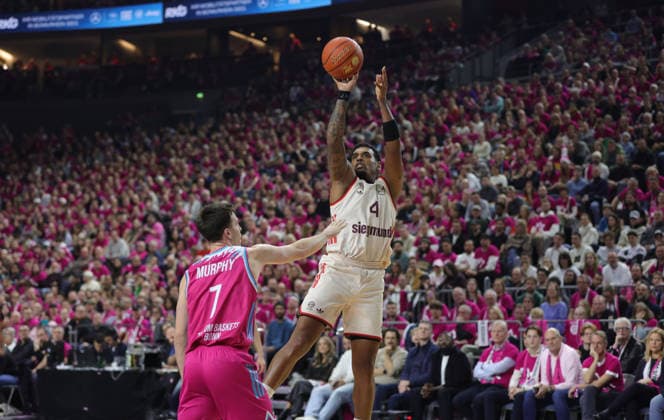 Xavier Rathan Mayes Bayern throws in front of Grayson Murphy Bonn , Telekom Baskets Bonn vs Bayern Munich, easyCredit BBL, Matchday 31, Bonn, 21 12 2025
