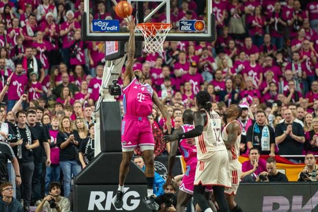 Jeff Garrett Jr , Power Forward , Telekom Baskets Bonn 4 , Wenyen Gabriel, Center, FC Bayern Basketball 32 , , Telekom Baskets Bonn vs FC Bayern Basketball, Basketball, Basketball, BBL, 31 Matchday, 21 12 2025 Cologne North Rhine-Westphalia Germany Copyright: xkolbert-press MartinxWdziecznyx