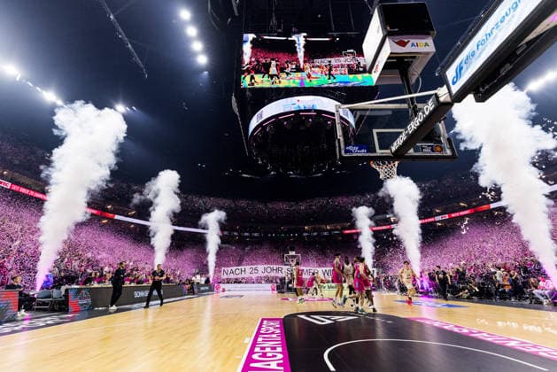 easyCredit Basketball Bundesliga Telekom Baskets Bonn FC Bayern Munich 21 12 2025 Confetti for the highball in the sold-out LANXESSarena fans throw up magenta-colored confetti easyCredit Basketball Bundesliga Telekom Baskets Bonn FC Bayern Munich, Cologne, LANXESSarena on 21 12 2025 Copyright: xBEAUTIFULxSPORTS Wunderlx