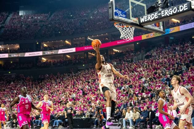 David McCormack, Center, FC Bayern Basketball 33 , Justus Hollatz, Guard, FC Bayern Basketball 21 , , Telekom Baskets Bonn vs FC Bayern Basketball, Basketball, BBL, 31 Matchday, 21 12 2025 Cologne North Rhine-Westphalia Germany Copyright: xkolbert-press MartinxWdziecznyx
