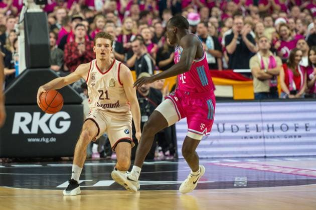 Justus Hollatz, Guard, FC Bayern Basketball 21 , , Telekom Baskets Bonn vs FC Bayern Basketball, Basketball, BBL, 31 Matchday, 21 12 2025 Cologne North Rhine-Westphalia Germany Copyright: xkolbert-press MartinxWdziecznyx