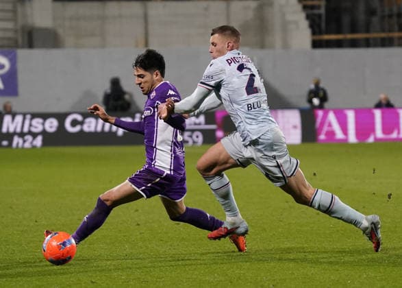Fiorentina™s Fabiano Parisi fight for the ball with Udinese™s Jakub Piotrowski during the Serie A soccer match between Fiorentina and Udinese at the Artemio Franchi stadium in Florence, center of Italy - Sunday, December 21, 2025. - Soccer  Copyright: xMarcoxBucco LaPressex