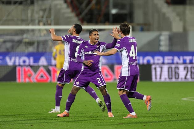 ACF Fiorentina v Udinese Calcio - Campionato Serie A Rolando Mandragora of ACF Fiorentina celebrates with teammates after scoring goal during the Italian Serie A football match between ACF Fiorentina and Udinese Calcio ,on December 21 ,2025 at the Artemio-Franchi stadium in Florence. Firenze FI Italy  Copyright: xAndreaxMartinix originalFilename:martini-acffiore251221_npQRx.jpg