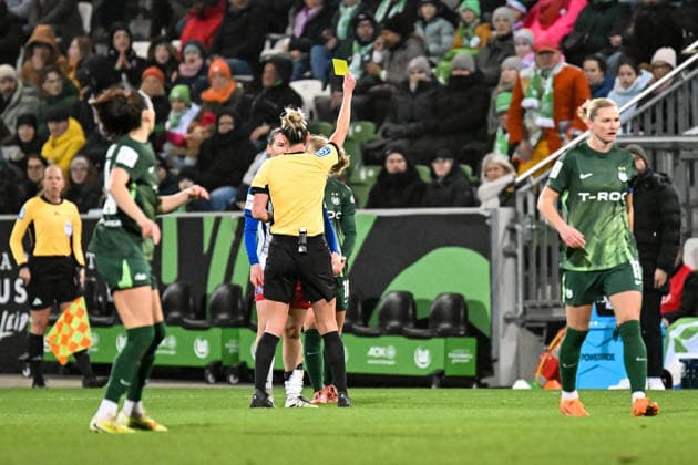 Soccer I Women I Season 2025 2026 I Bundesliga I Matchday 14 I VfL Wolfsburg Hamburger SV I 21 12 2025 Referee Anna Lena Heidenreich shows a yellow card for Pauline Machtens 28, Hamburger SV Wolfsburg AOK Stadium Lower Saxony Germany Copyright: xLobeca InesxHähnelx